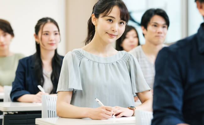 フクシカサーチは、資格を取得したいあなたとスクールをつなぐマッチングサイトです。-01